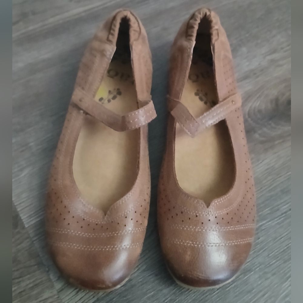 Taos Step It Up perforated leather Mary Jane flats Brown Size 8